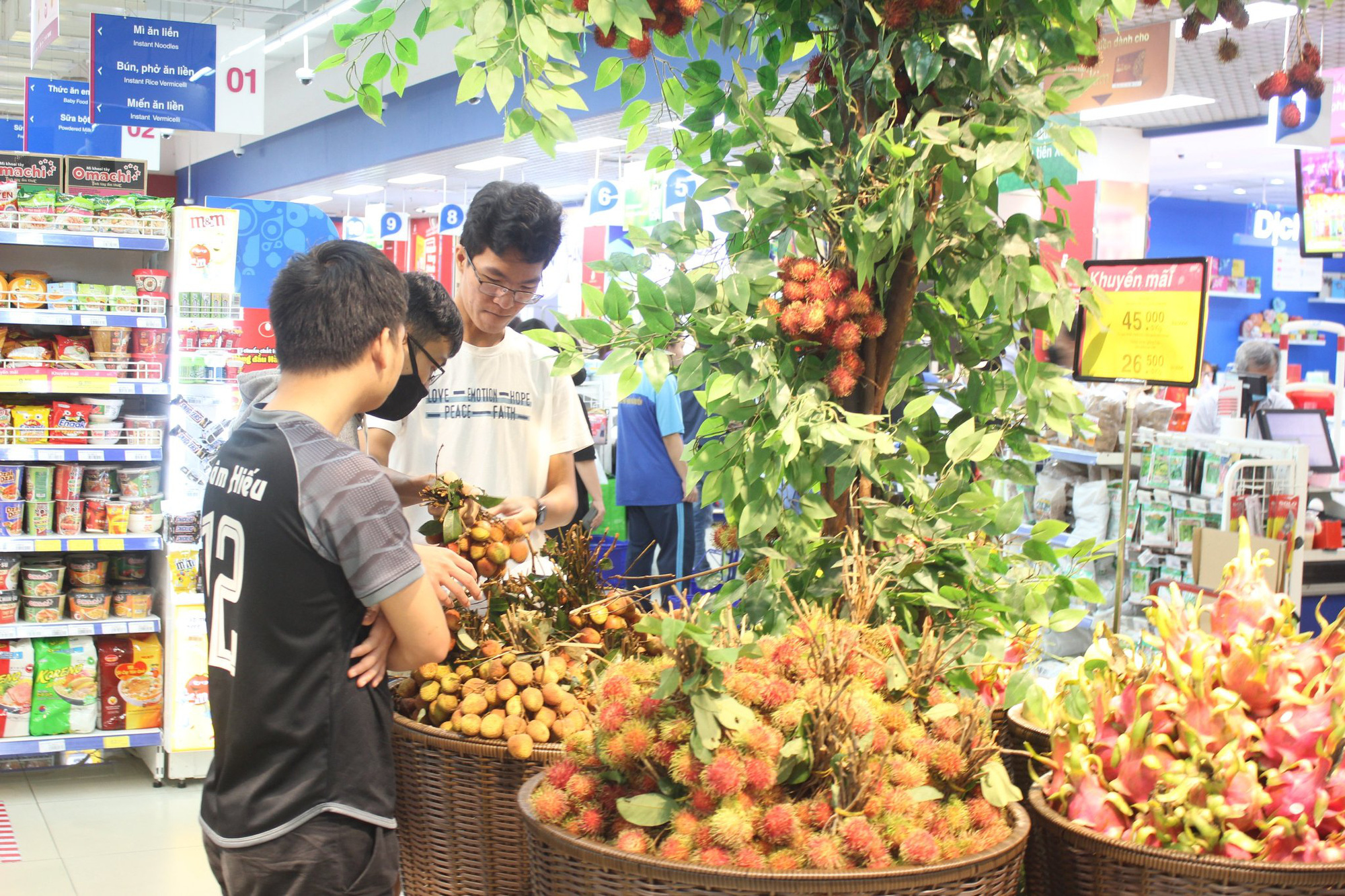 Vải thiều ở siêu thị chưa tới 20.000 đồng/kg - Ảnh 2.