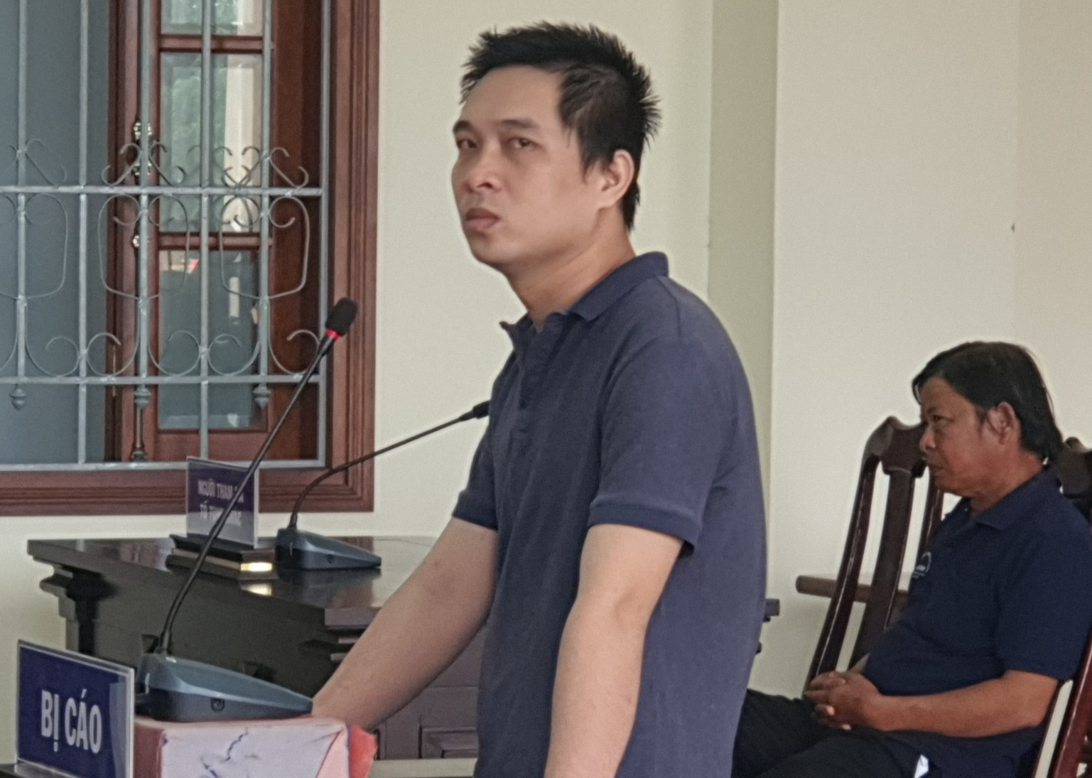 Vợ nói "đi chơi" liền bị chồng đâm chết trước cổng rào