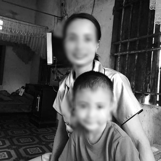Bé trai 5 tuổi mất tích tử vong trong tư thế bị trói 2 tay ở căn nhà hoang trong rừng - Ảnh 1.