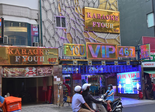 Mở lại qu&aacute;n karaoke, vũ trường - Ảnh 1.