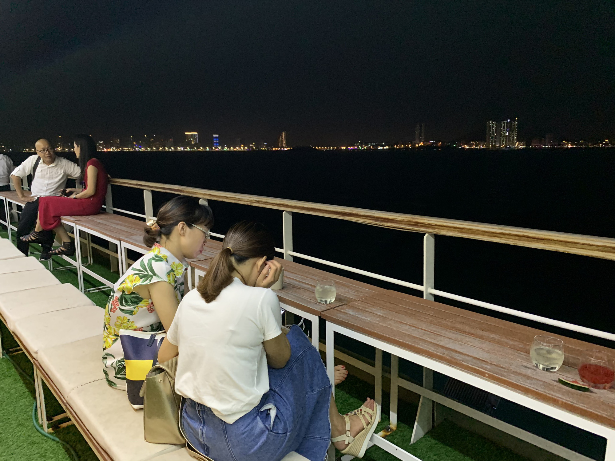 Trải nghiệm thú vị ngắm hoàng hôn trên vịnh Nha Trang - Ảnh 7.