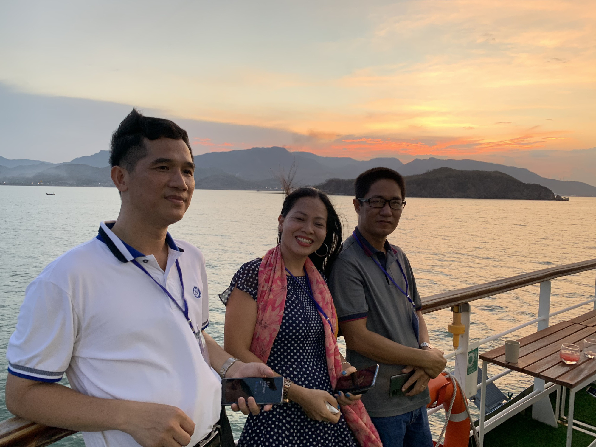 Trải nghiệm thú vị ngắm hoàng hôn trên vịnh Nha Trang - Ảnh 3.