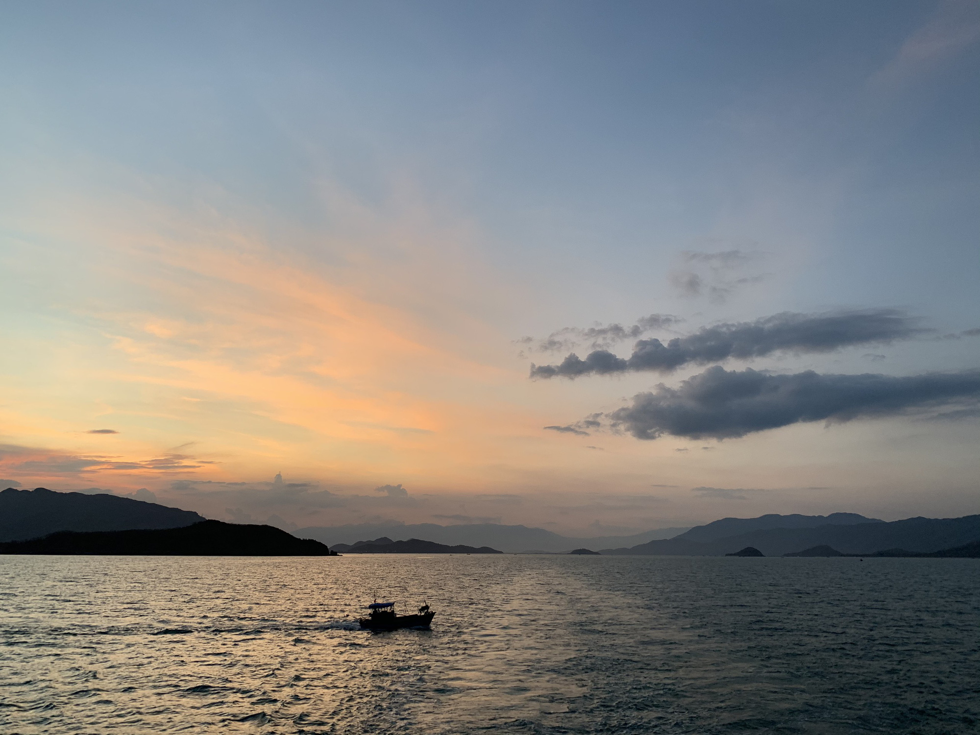Trải nghiệm thú vị ngắm hoàng hôn trên vịnh Nha Trang