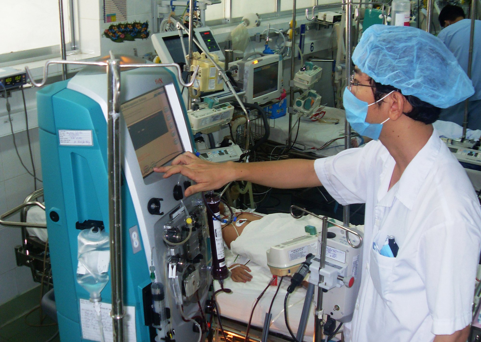 Những b&agrave;n tay v&agrave;ng y khoa: Chiến binh giữa đ&ocirc;i bờ sinh tử - Ảnh 2.
