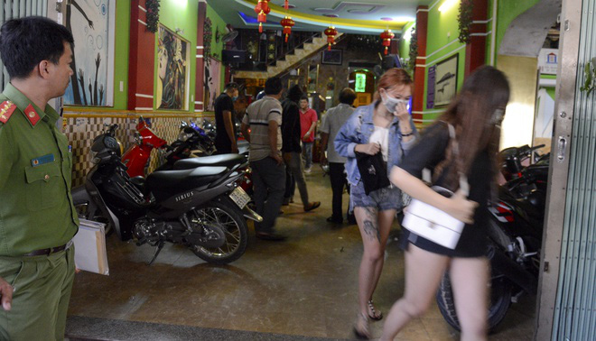 Nhiều con em n&ocirc;ng d&acirc;n d&ugrave;ng ma t&uacute;y ở qu&aacute;n karaoke - Ảnh 1.