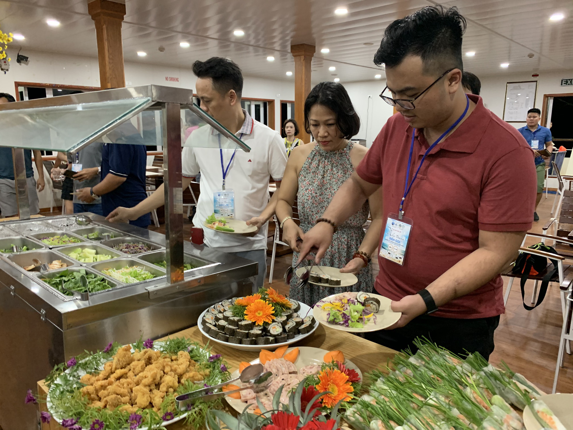 Trải nghiệm thú vị ngắm hoàng hôn trên vịnh Nha Trang - Ảnh 9.