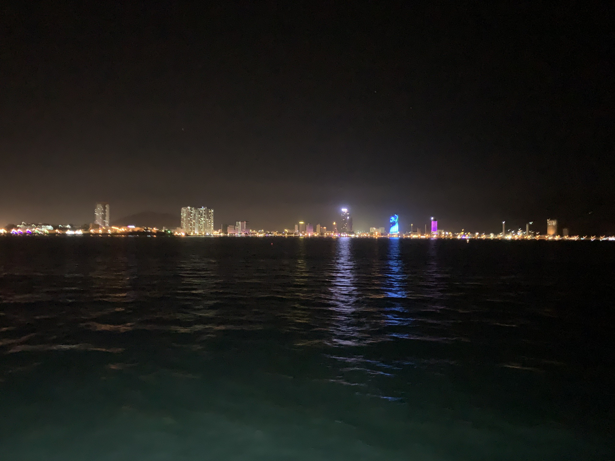 Trải nghiệm thú vị ngắm hoàng hôn trên vịnh Nha Trang - Ảnh 6.
