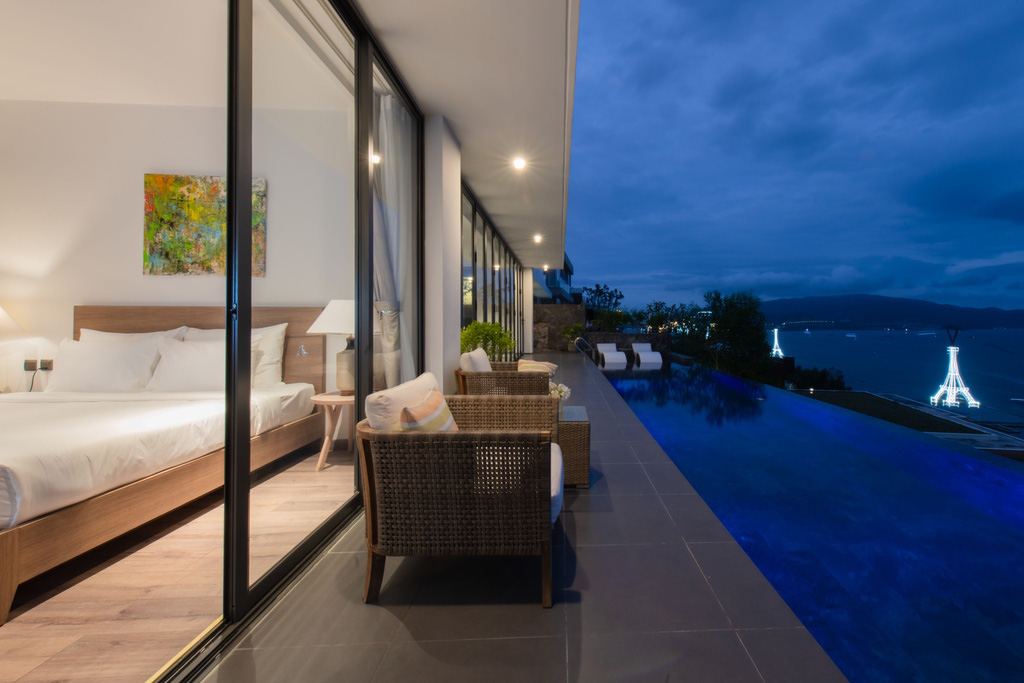 Căn biệt thự với bể bơi vô cực hướng biển tại Nha Trang