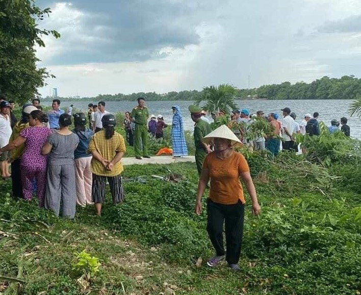 6 nữ sinh ra sông Hương tắm,2 em đuối nước thương vong
