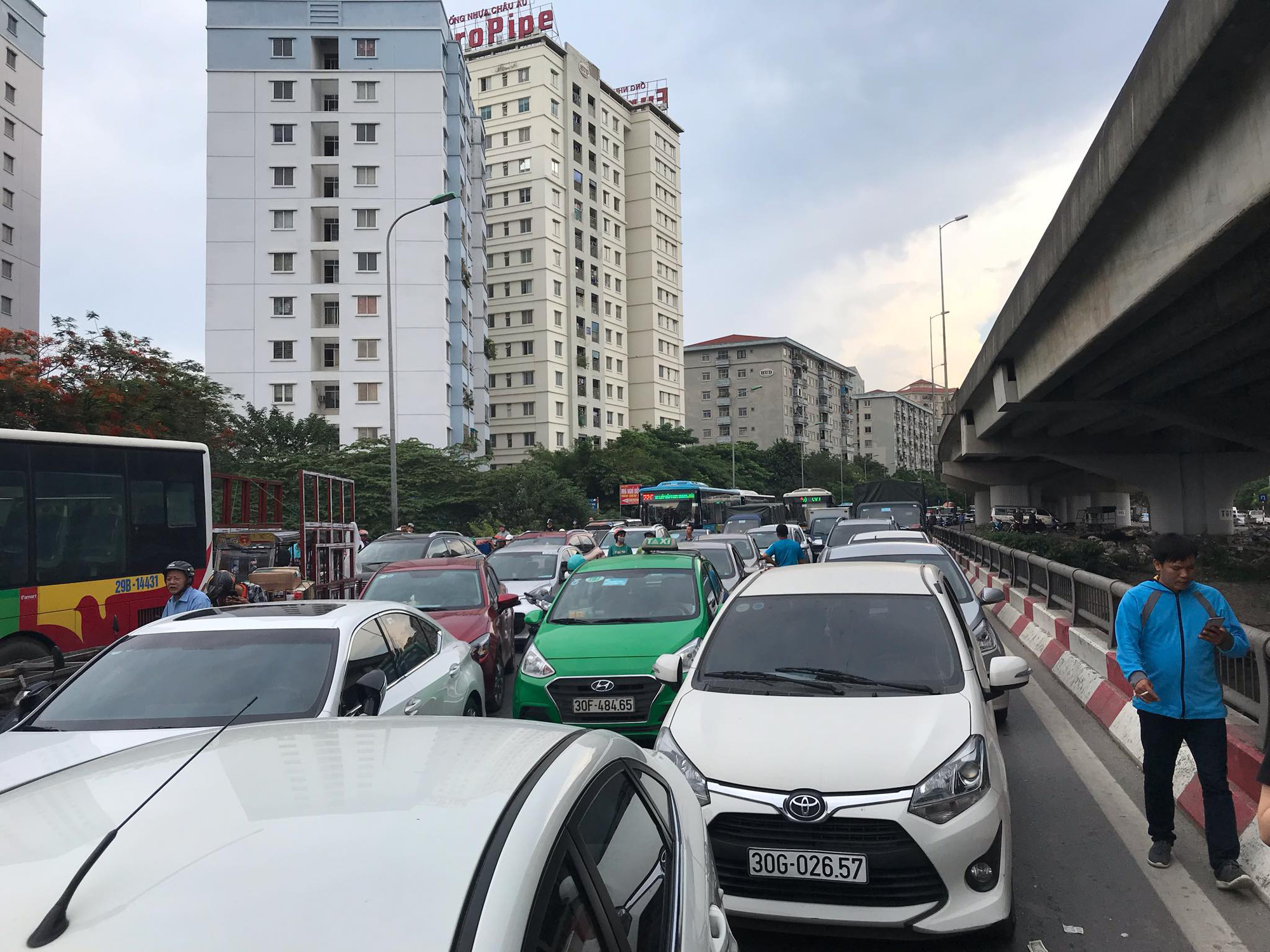 Hàng chục người mang di ảnh người thân bị tai nạn giao thông ngồi dàn hàng ngang ra đường - Ảnh 2.