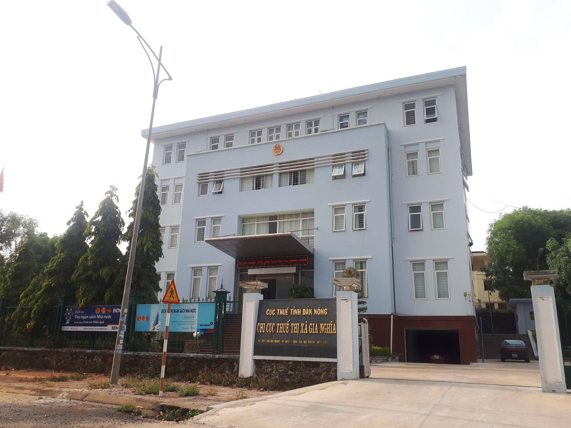 Một cán bộ thuế bị bắt giữ "không rõ lý do"