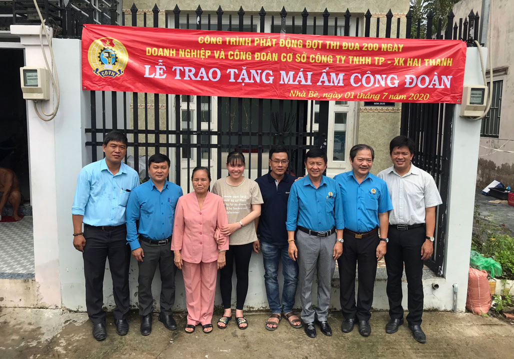 Trao 2 mái ấm cho đoàn viên khó khăn về nhà ở