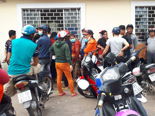 Gần 2.200 công nhân ngừng việc, đòi quyền lợi - Ảnh 1.