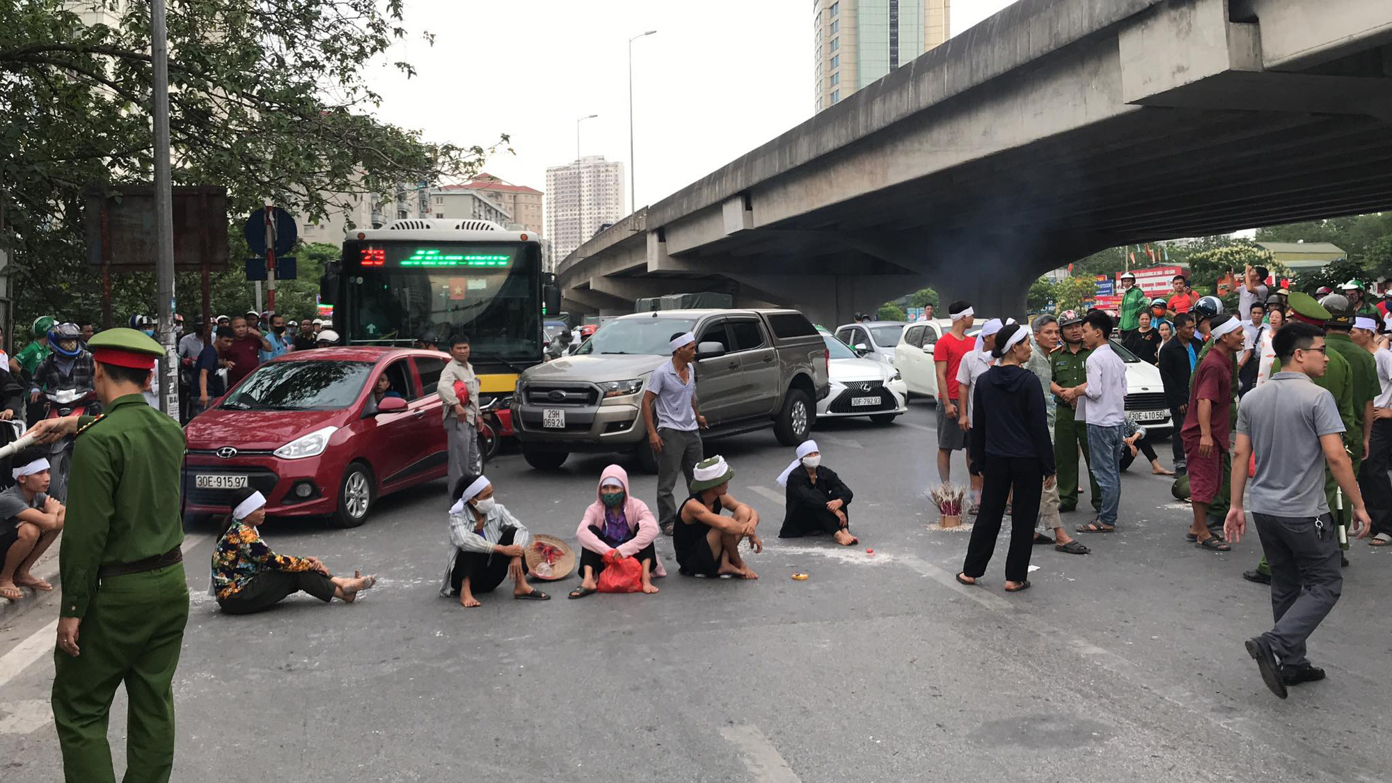 Hàng chục người mang di ảnh người thân bị tai nạn giao thông ngồi dàn hàng ngang ra đường