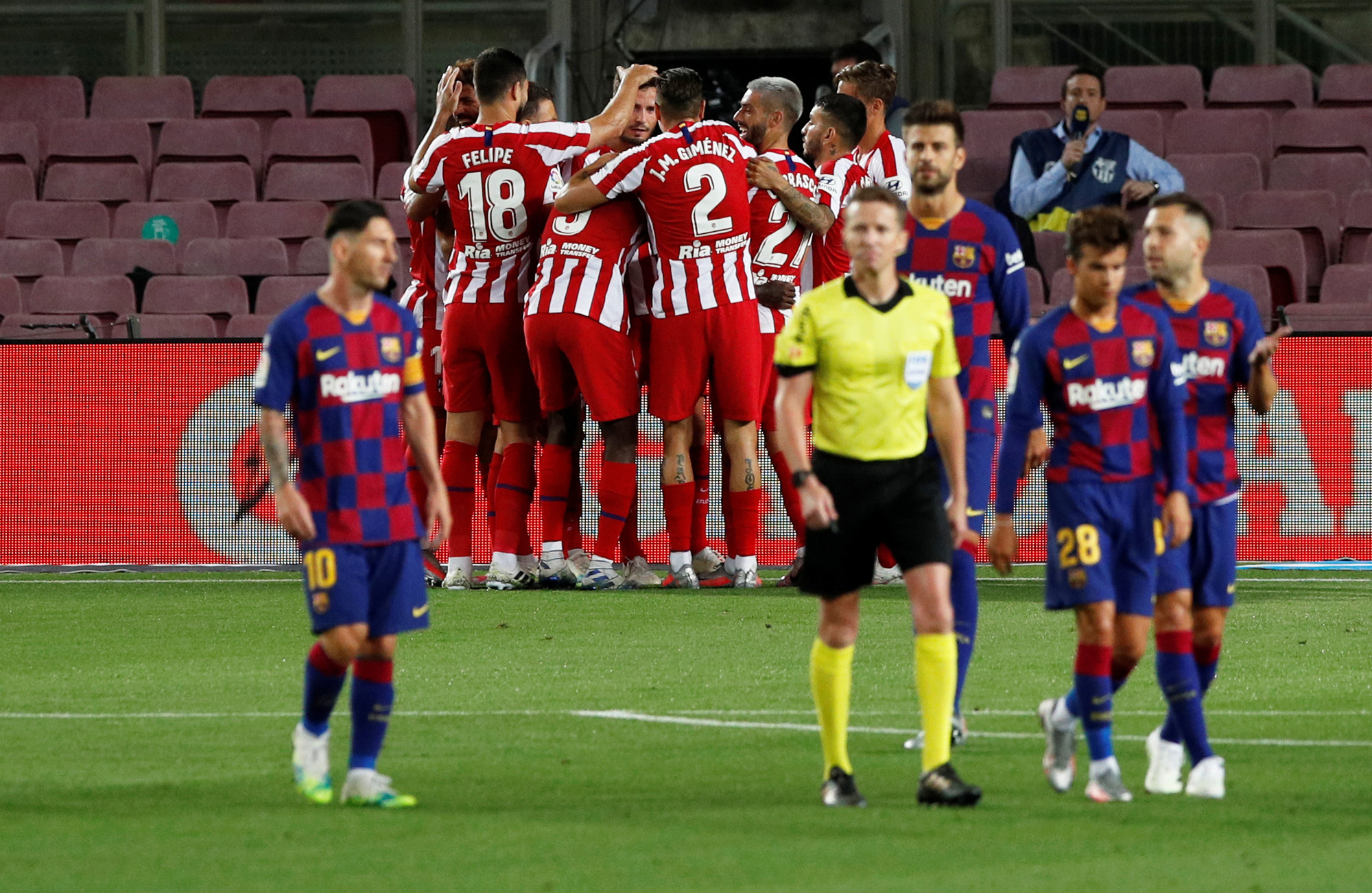 Messi lập si&ecirc;u kỷ lục b&agrave;n thắng, Barcelona tr&ecirc;n bờ vực mất ng&ocirc;i - Ảnh 4.