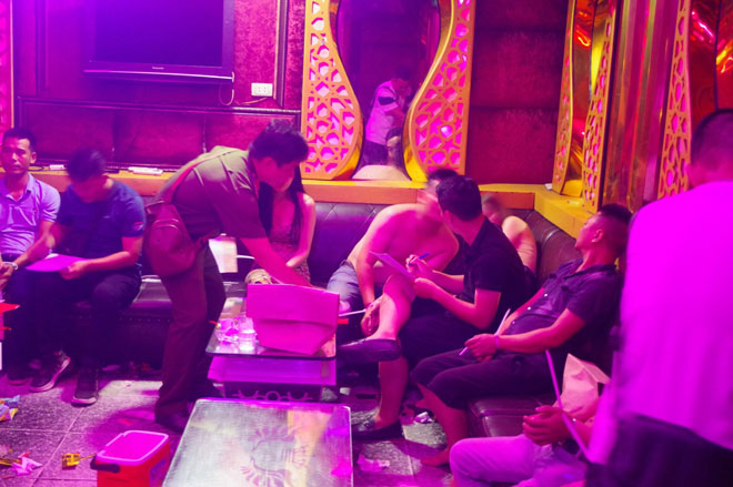 Cận cảnh c&aacute;c c&ocirc; g&aacute;i trẻ ch&igrave;m trong tiệc... ma t&uacute;y, x&aacute;c thịt! - Ảnh 2.