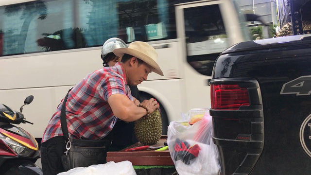 Đi xe hơi b&aacute;n tr&aacute;i sầu, ch&agrave;ng trai kiếm gần tỉ bạc mỗi năm - Ảnh 4.