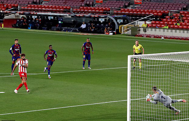 Messi lập si&ecirc;u kỷ lục b&agrave;n thắng, Barcelona tr&ecirc;n bờ vực mất ng&ocirc;i - Ảnh 3.