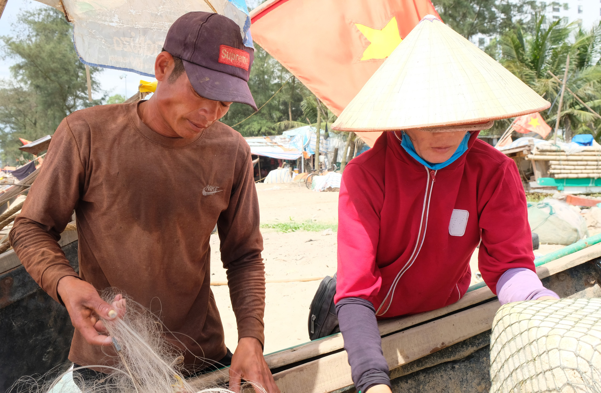 Ngư d&acirc;n Thanh H&oacute;a phơi m&igrave;nh mưu sinh trong tiết trời nắng n&oacute;ng như đổ lửa - Ảnh 2.