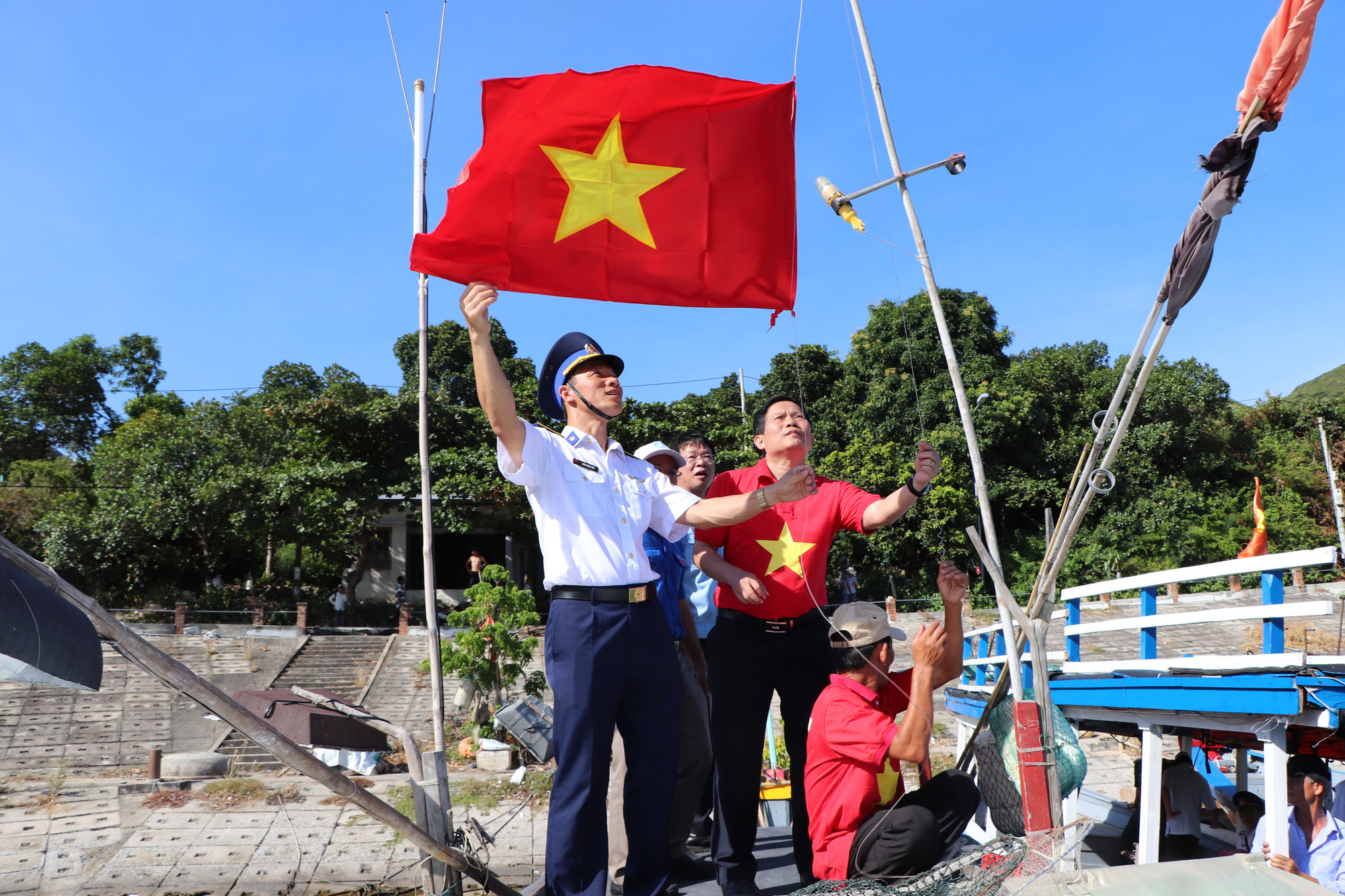 Báo Người Lao Động trao cờ Tổ quốc cho ngư dân Cù Lao Chàm
