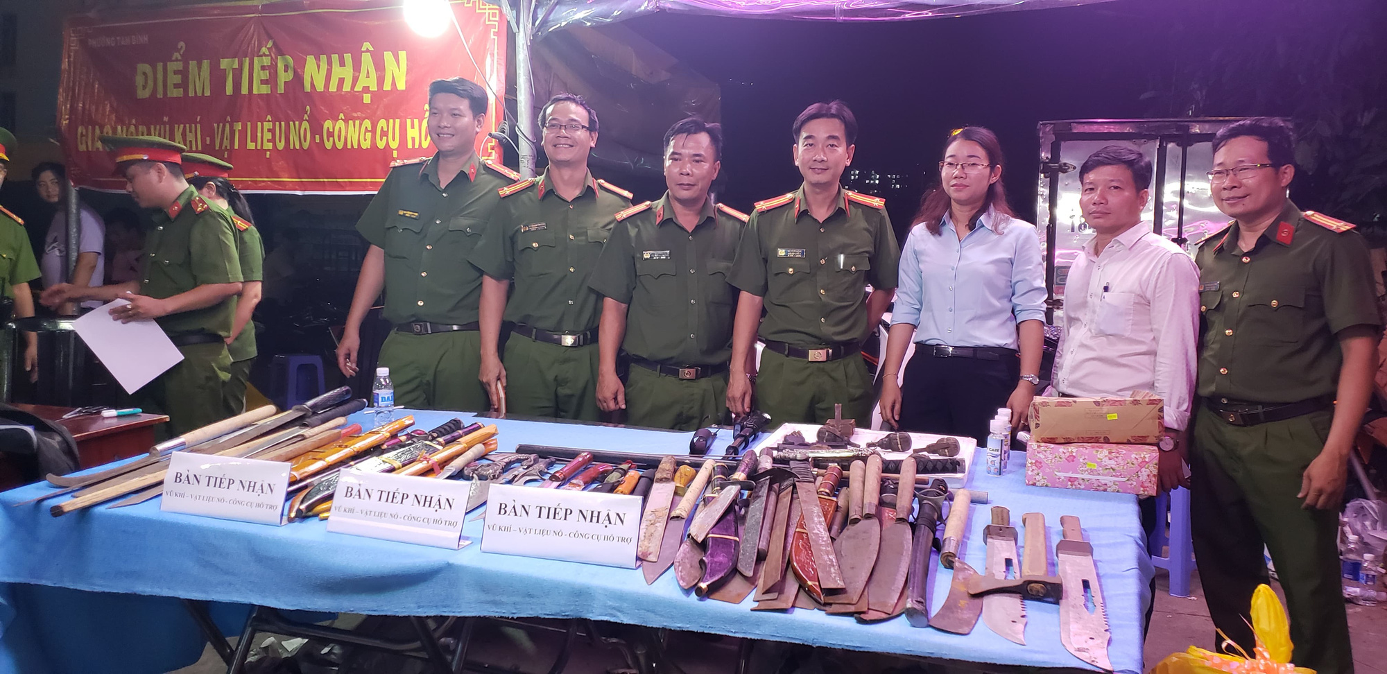 Tự nguyện nộp súng, lựu đạn cho công an tại chợ đầu mối Thủ Đức