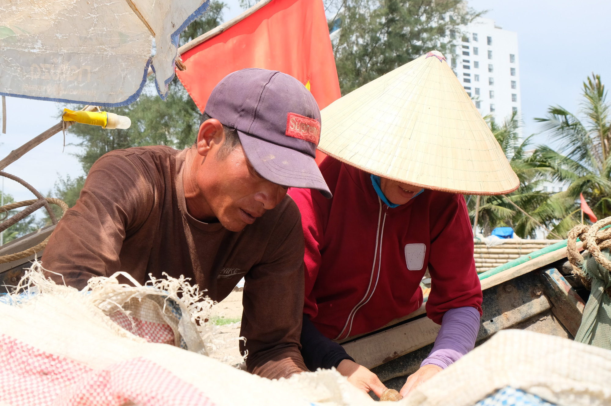 Ngư d&acirc;n Thanh H&oacute;a phơi m&igrave;nh mưu sinh trong tiết trời nắng n&oacute;ng như đổ lửa - Ảnh 3.