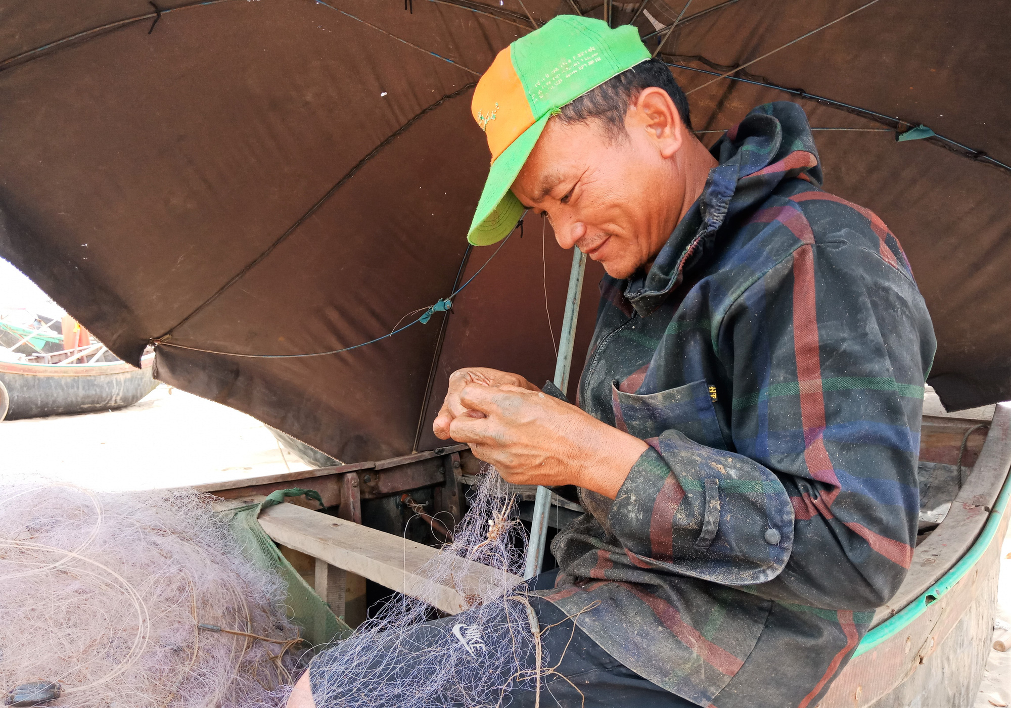 Ngư dân Thanh Hóa phơi mình mưu sinh trong tiết trời nắng nóng như đổ lửa