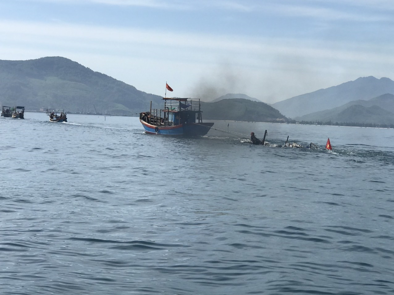 Tàu cá va chạm ghe câu mực giữa đêm, 1 người chết, 1 mất tích - Ảnh 1.