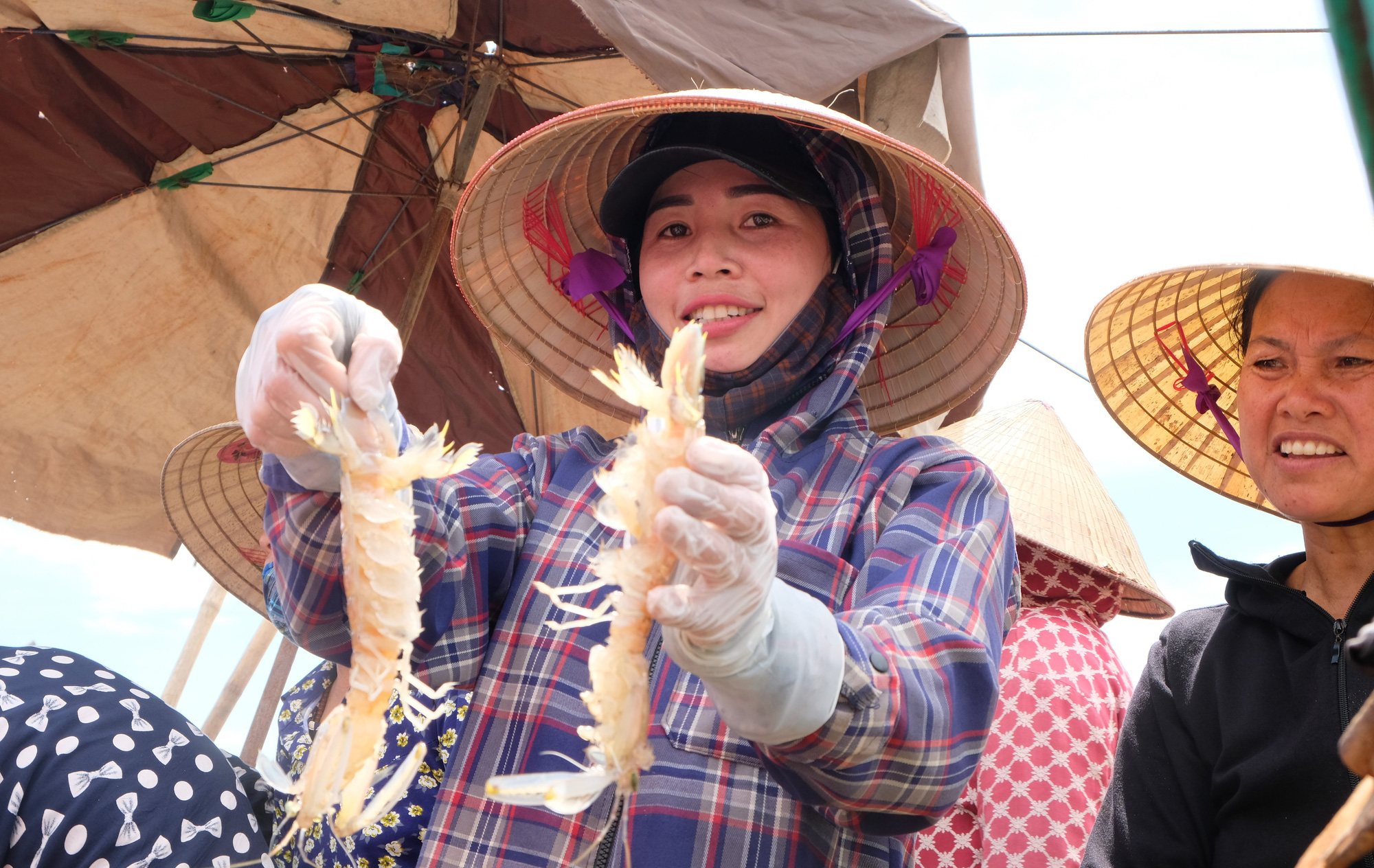 Ngư d&acirc;n Thanh H&oacute;a phơi m&igrave;nh mưu sinh trong tiết trời nắng n&oacute;ng như đổ lửa - Ảnh 1.