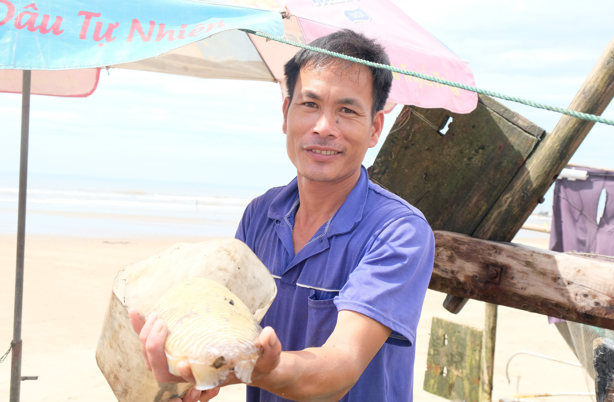 Ngư d&acirc;n Thanh H&oacute;a phơi m&igrave;nh mưu sinh trong tiết trời nắng n&oacute;ng như đổ lửa - Ảnh 13.