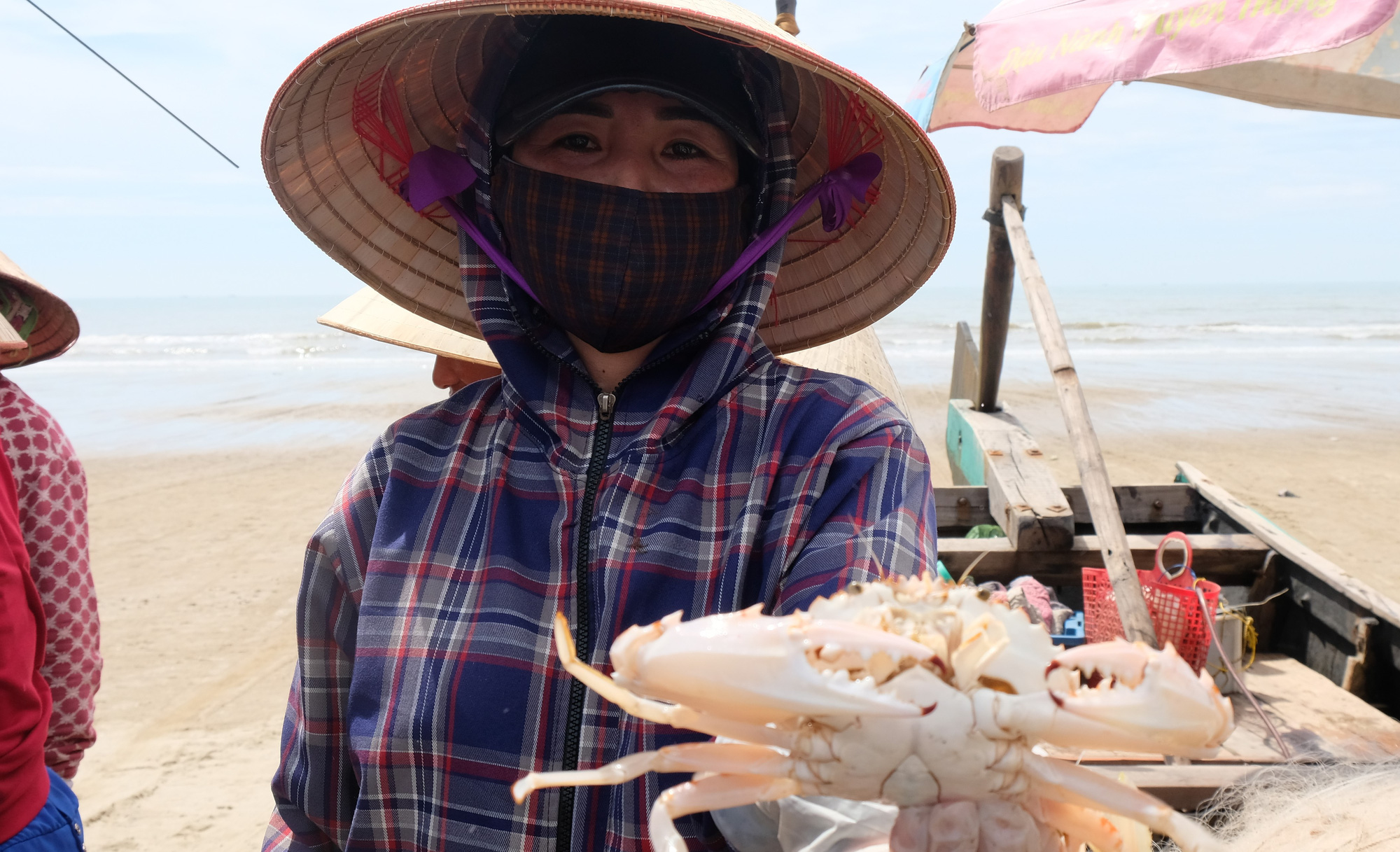 Ngư d&acirc;n Thanh H&oacute;a phơi m&igrave;nh mưu sinh trong tiết trời nắng n&oacute;ng như đổ lửa - Ảnh 12.