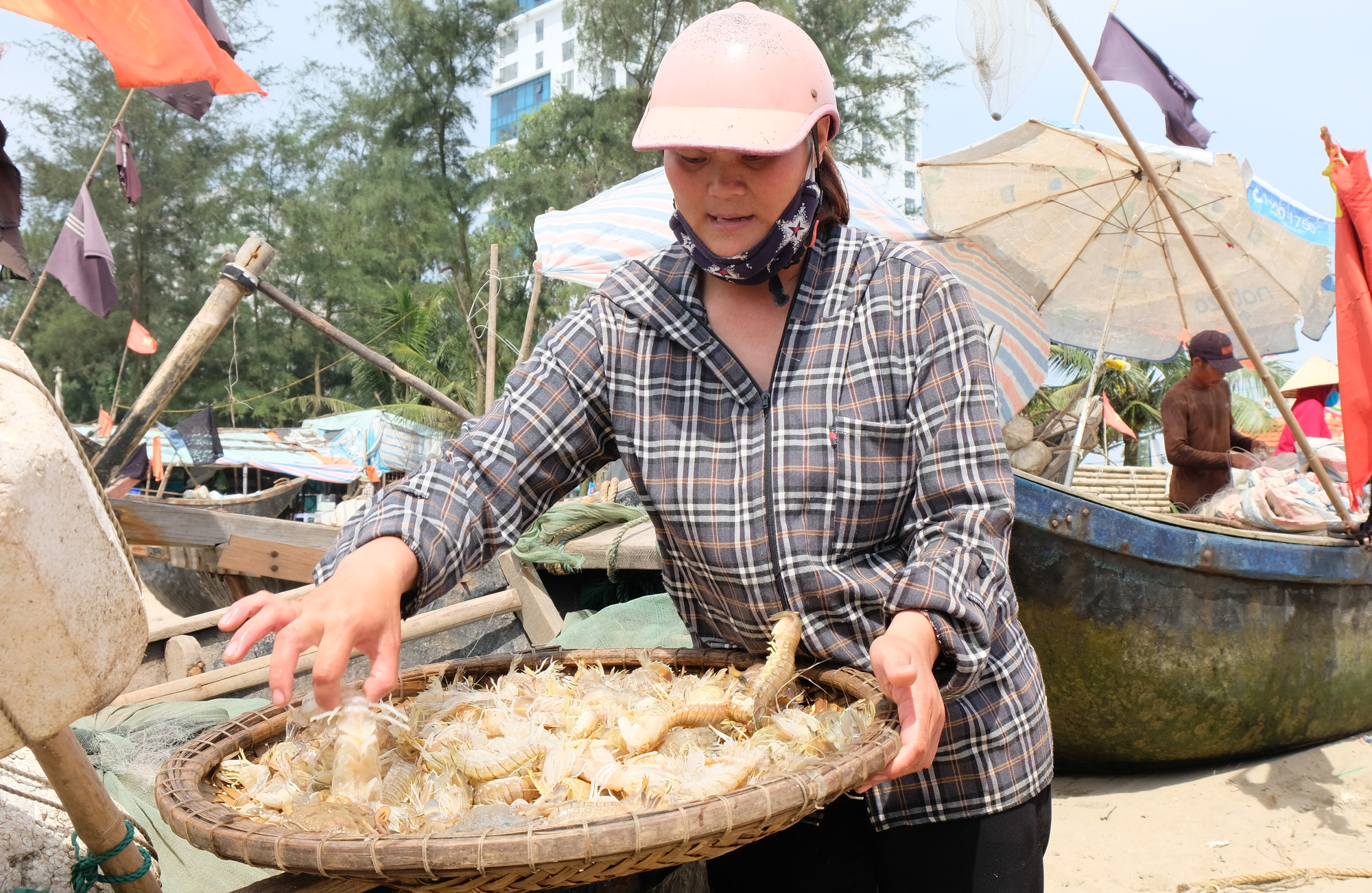 Ngư d&acirc;n Thanh H&oacute;a phơi m&igrave;nh mưu sinh trong tiết trời nắng n&oacute;ng như đổ lửa - Ảnh 11.
