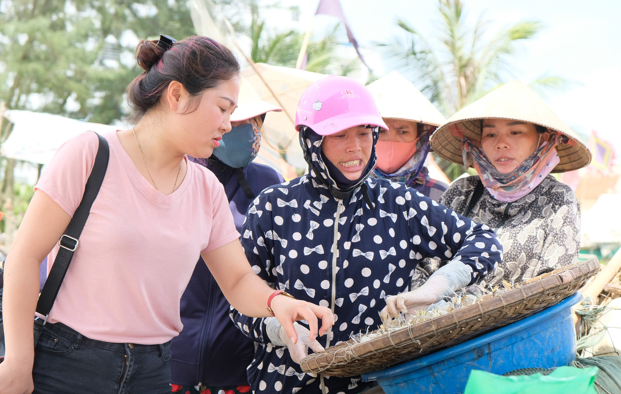 Ngư d&acirc;n Thanh H&oacute;a phơi m&igrave;nh mưu sinh trong tiết trời nắng n&oacute;ng như đổ lửa - Ảnh 10.