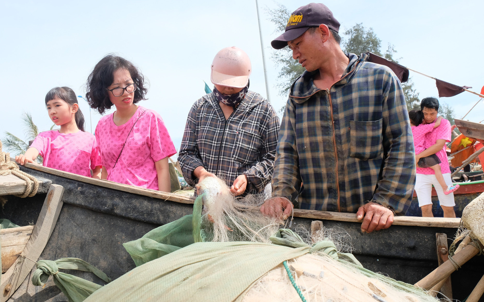 Ngư d&acirc;n Thanh H&oacute;a phơi m&igrave;nh mưu sinh trong tiết trời nắng n&oacute;ng như đổ lửa - Ảnh 9.