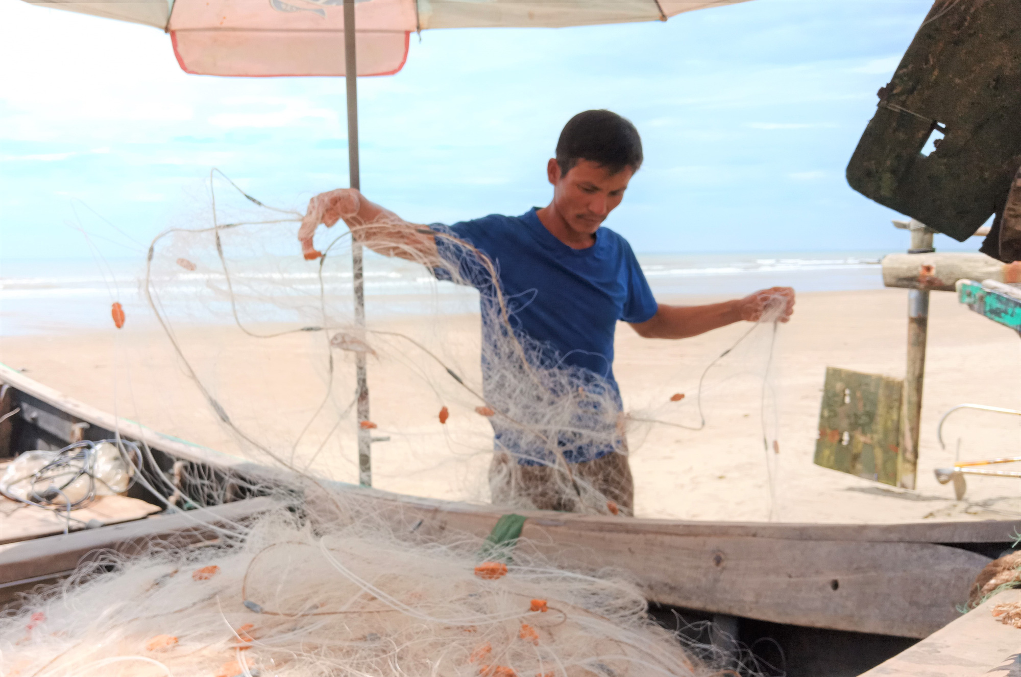 Ngư d&acirc;n Thanh H&oacute;a phơi m&igrave;nh mưu sinh trong tiết trời nắng n&oacute;ng như đổ lửa - Ảnh 7.
