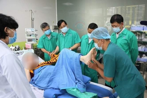 Sức khoẻ phi c&ocirc;ng người Anh 1 ng&agrave;y trước ra viện hồi hương - Ảnh 1.
