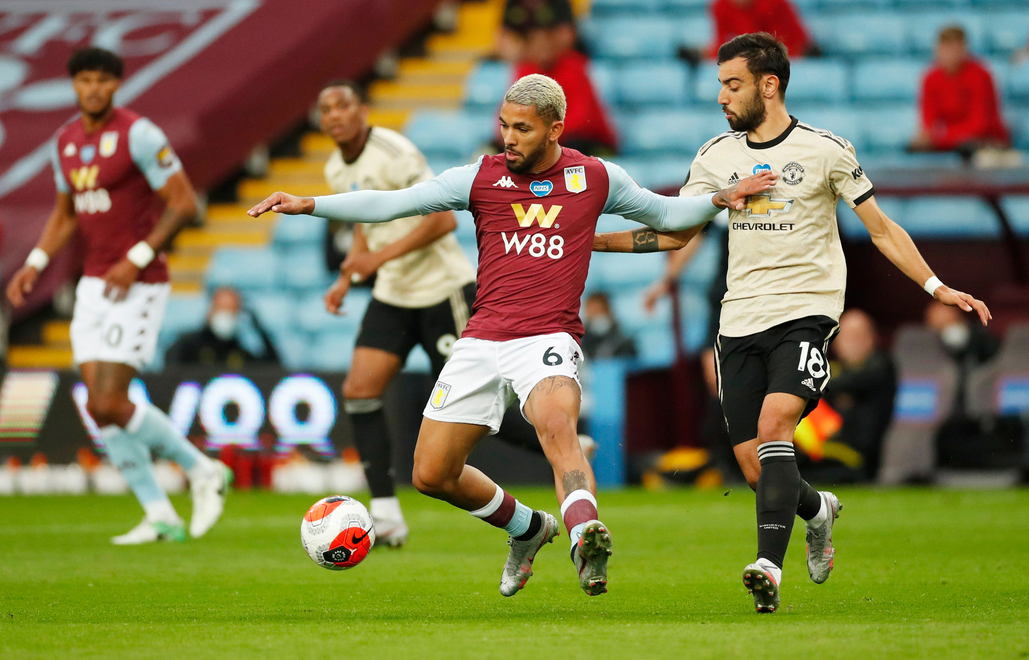 Trọng t&agrave;i tặng phạt đền, Man United lập kỷ lục Ngoại hạng Anh - Ảnh 1.