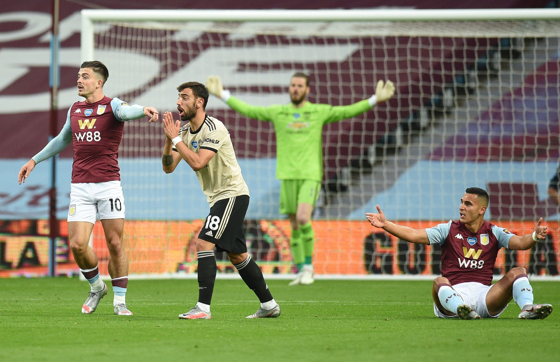 Trọng t&agrave;i tặng phạt đền, Man United lập kỷ lục Ngoại hạng Anh - Ảnh 2.