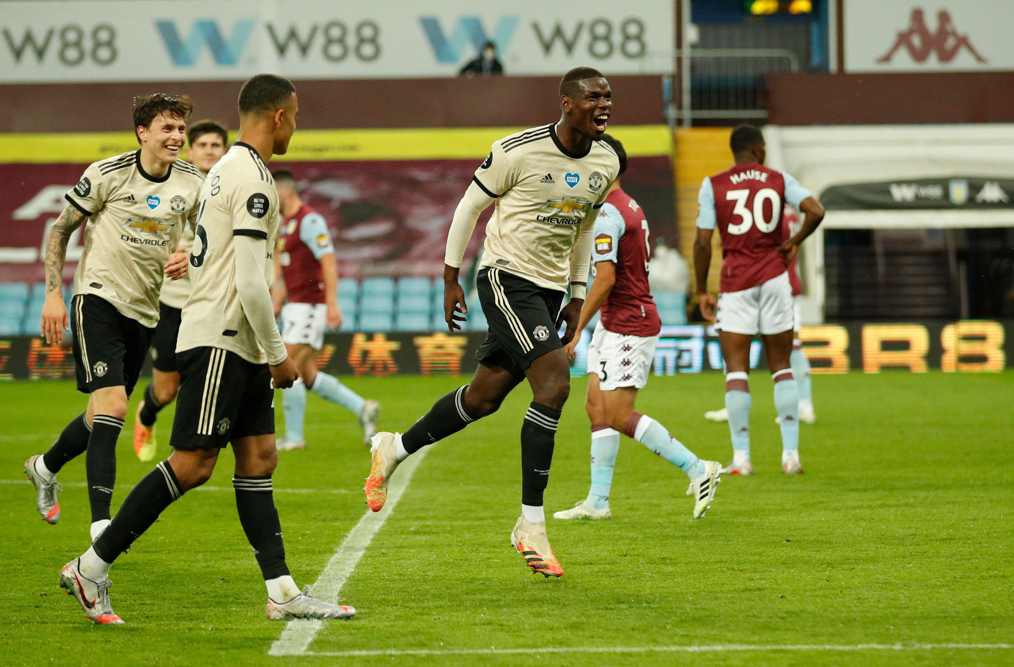 Trọng t&agrave;i tặng phạt đền, Man United lập kỷ lục Ngoại hạng Anh - Ảnh 7.