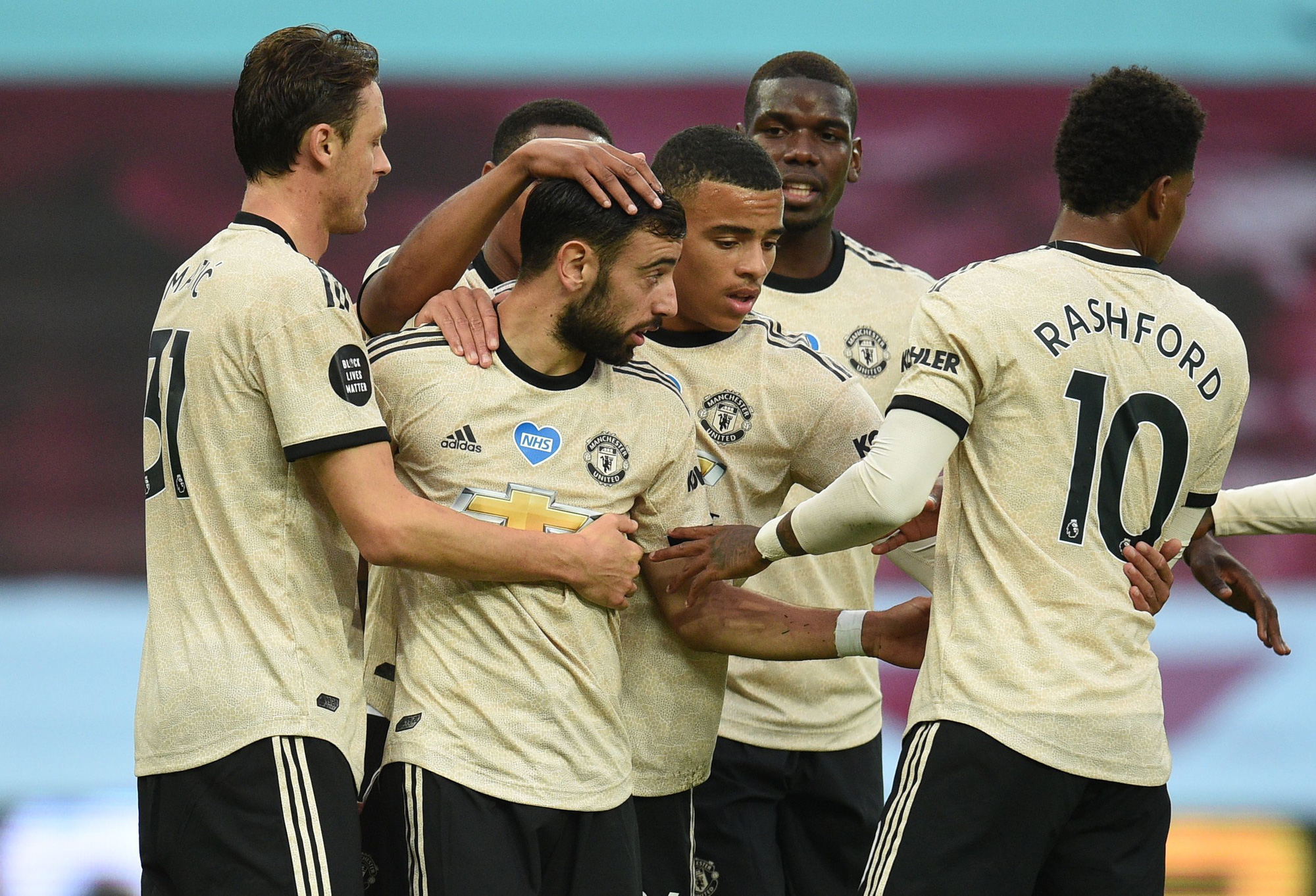 Trọng t&agrave;i tặng phạt đền, Man United lập kỷ lục Ngoại hạng Anh - Ảnh 8.