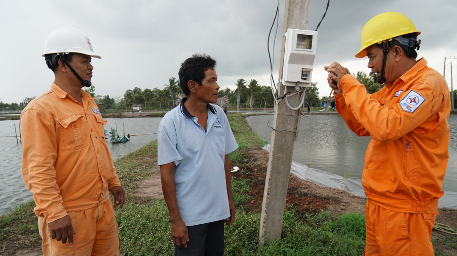 EVN SPC cảnh b&aacute;o tai nạn điện v&agrave;o m&ugrave;a mưa - Ảnh 1.