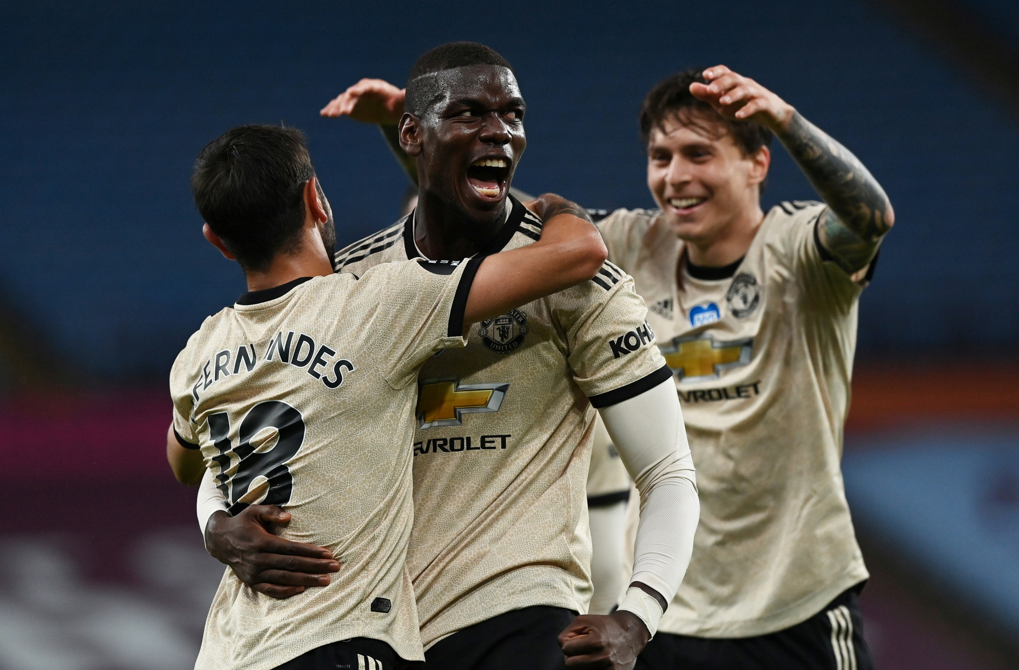 Trọng tài "tặng" phạt đền, Man United lập kỷ lục Ngoại hạng Anh