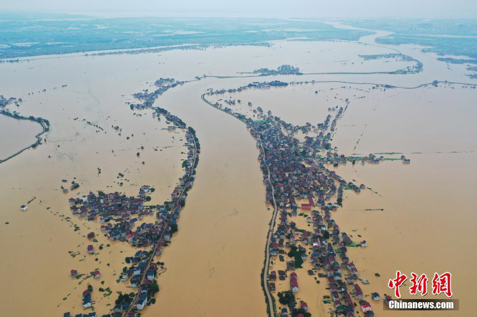 Mưa lớn không ngớt, hồ nước ngọt lớn nhất Trung Quốc dâng nhanh chưa từng thấy