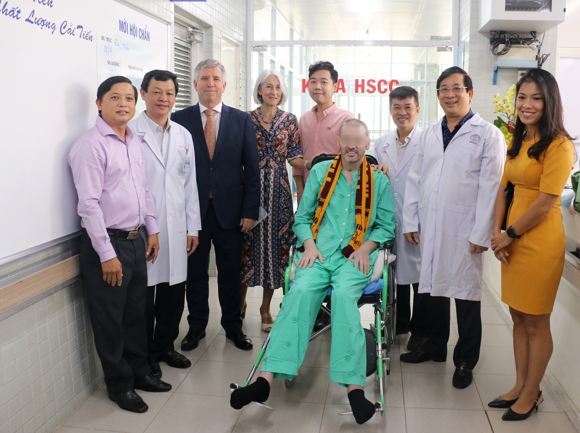Phi c&ocirc;ng người Anh v&agrave; buổi xuất viện đặc biệt - Ảnh 4.