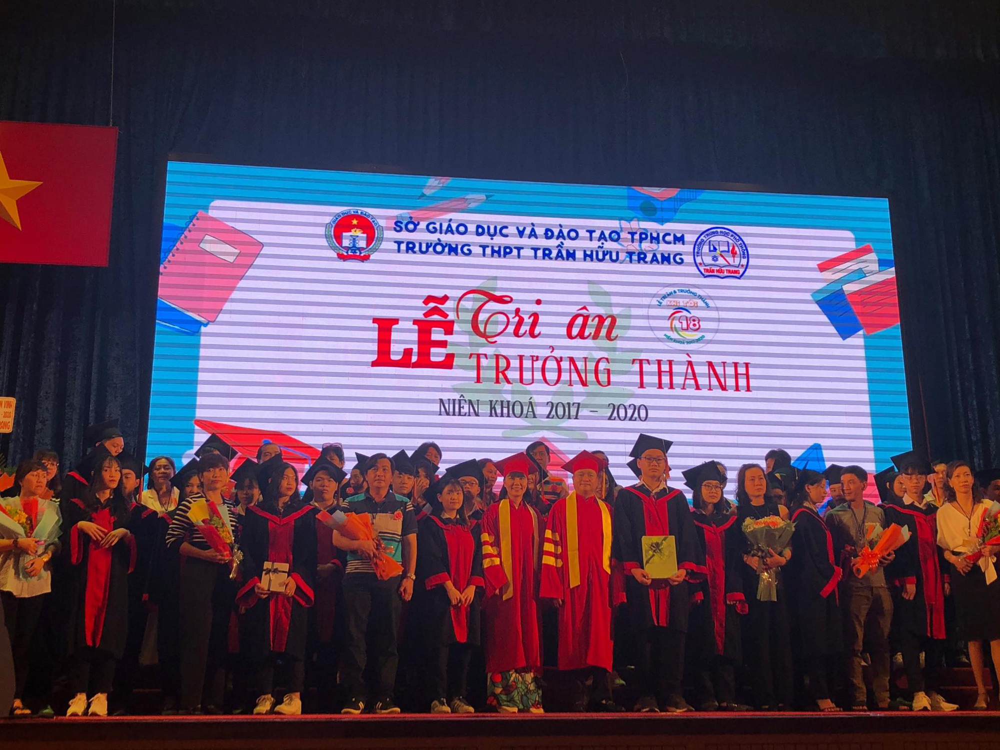 Thầy giáo khuyên học sinh hãy là một người bình thường, tử tế