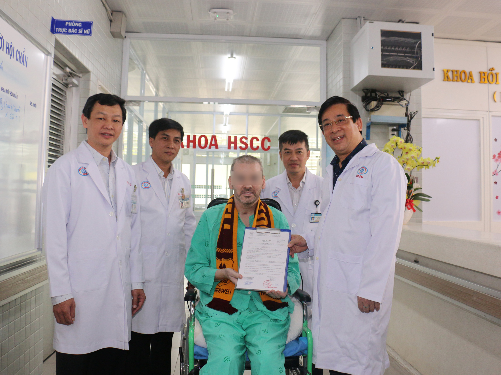 Phi công người Anh và buổi xuất viện đặc biệt