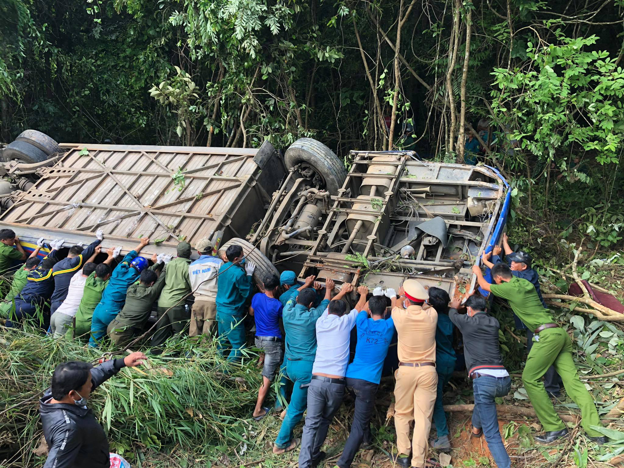 Vụ xe khách lao xuống vực làm 5 người chết: xe lộn nhiều vòng trong tiếng la thảm thiết