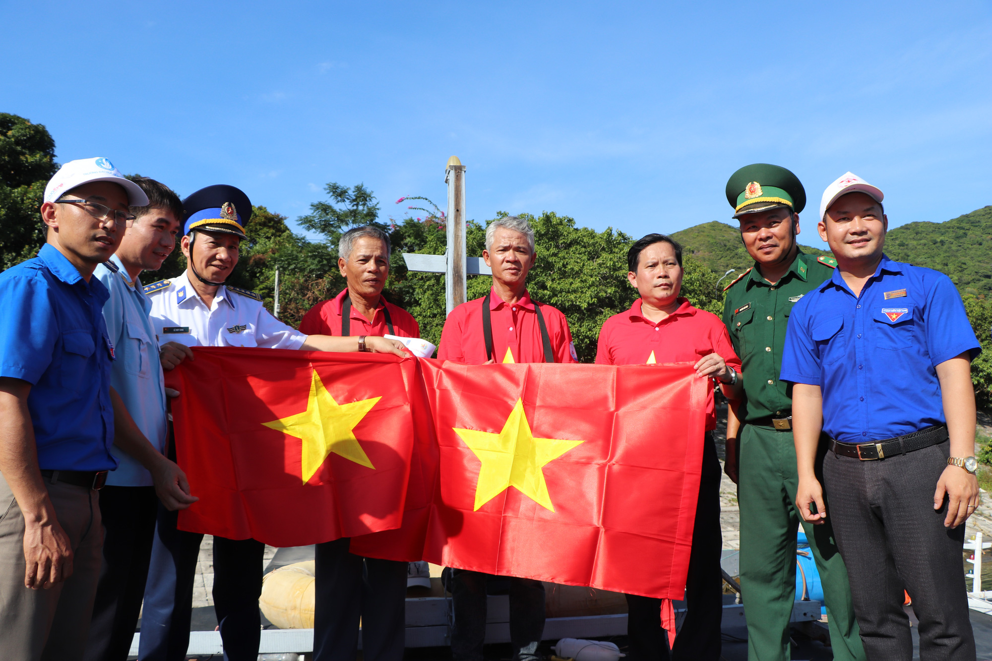 X&uacute;c động h&igrave;nh ảnh ngư d&acirc;n C&ugrave; Lao Ch&agrave;m thay cờ Tổ quốc tr&ecirc;n t&agrave;u c&aacute; - Ảnh 2.