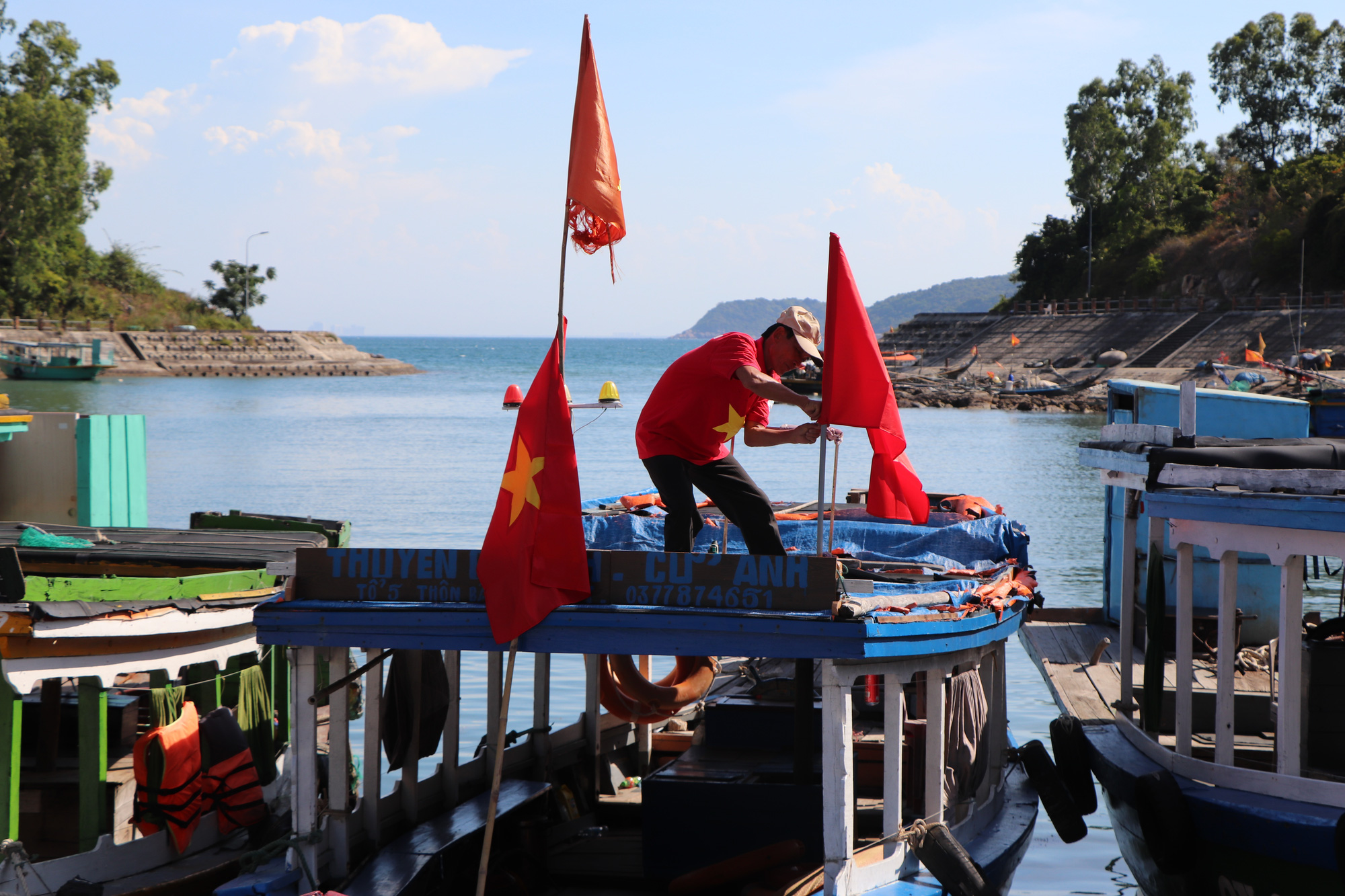 X&uacute;c động h&igrave;nh ảnh ngư d&acirc;n C&ugrave; Lao Ch&agrave;m thay cờ Tổ quốc tr&ecirc;n t&agrave;u c&aacute; - Ảnh 14.