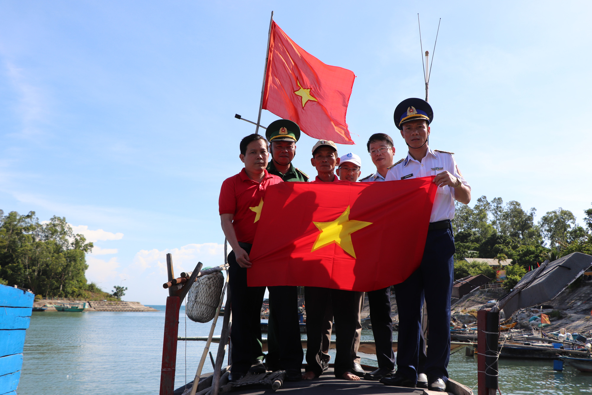 X&uacute;c động h&igrave;nh ảnh ngư d&acirc;n C&ugrave; Lao Ch&agrave;m thay cờ Tổ quốc tr&ecirc;n t&agrave;u c&aacute; - Ảnh 7.